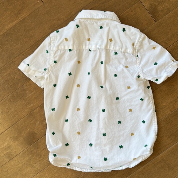 Kids white button clover-patterned shirt. Size 5/6. EUC. - Picture 2 of 3